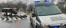 Funkcjonariusze mazowieckiej Inspekcji Transportu Drogowego kontrolują autobusy linii regularnych (miejskich i podmiejskich) na jednej z pętli końcowych w Warszawie.