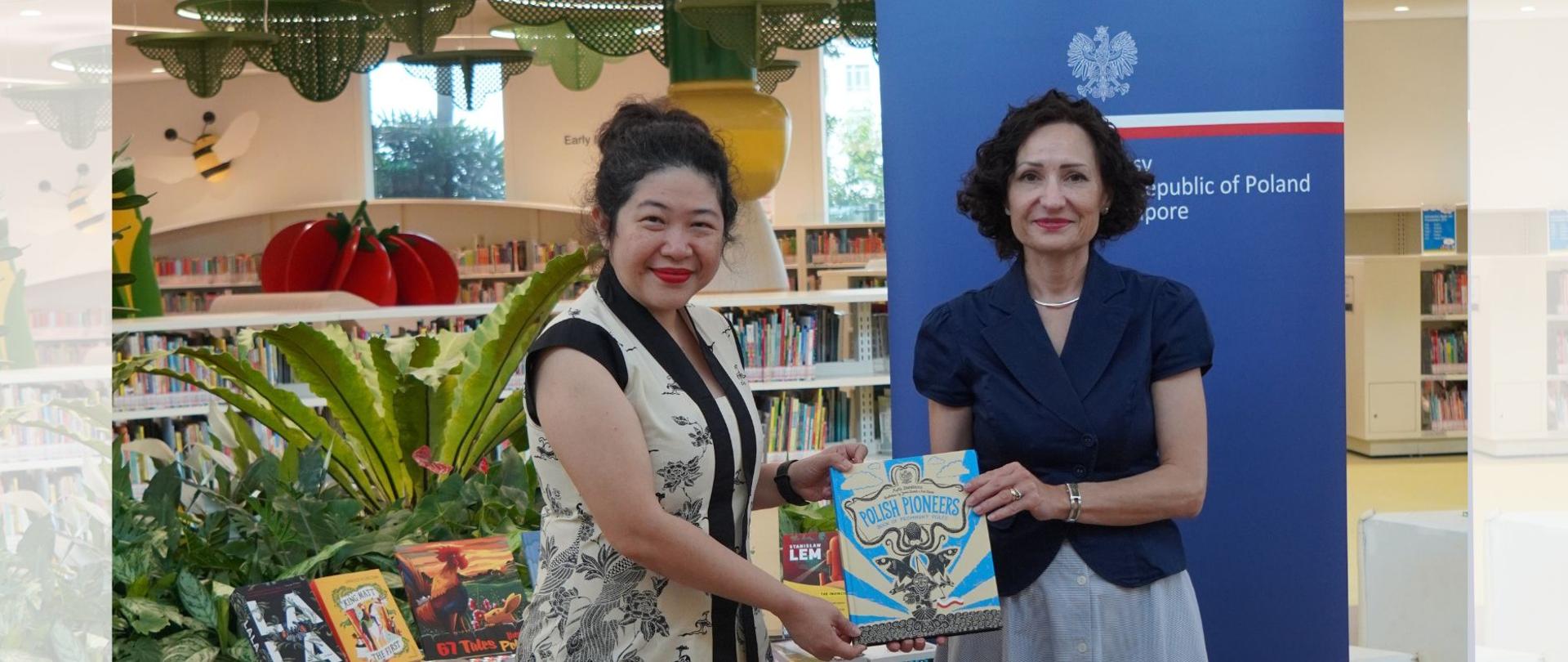 Przekazanie polskich książek NLB Singapore - Ambasador Magdalena Bogdziewicz i dyrektor z NLB Partnership & Strategy Group, pani Soh Lin Li 