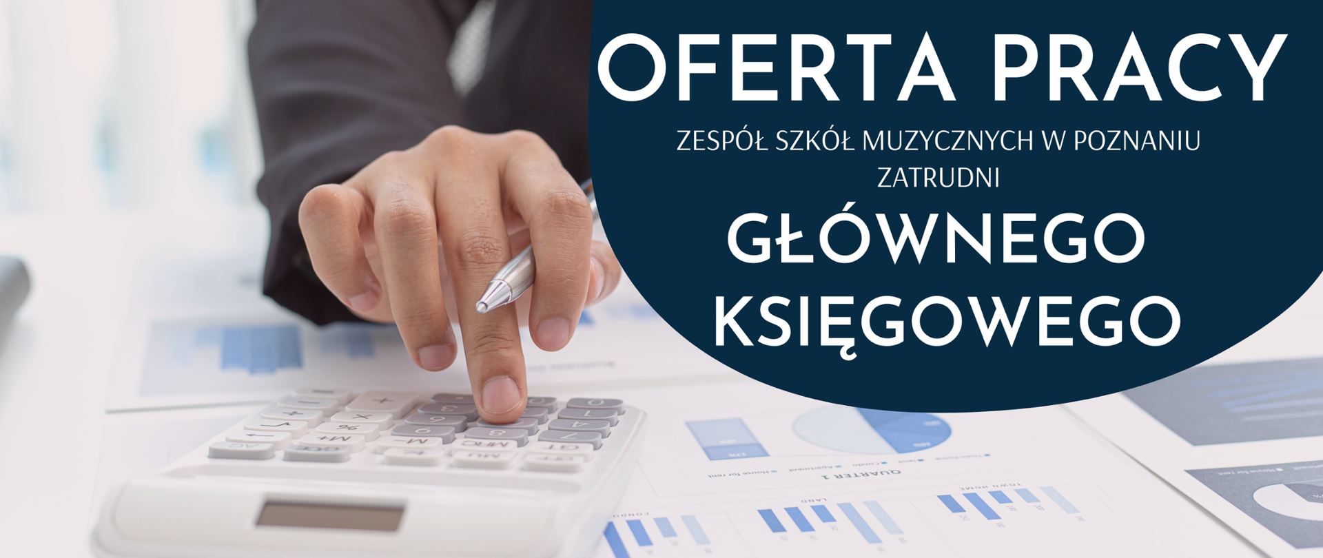 Baner z grafiką - dłoń trzymająca długopis na kalkulatorze. Z lewej strony napis: "OFERTA PRACY. ZESPÓŁ SZKÓŁ MUZYCZNYCH W POZNANIU ZATRUDNI GŁÓWNEGO KSIĘGOWEGO"