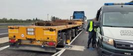 Ciężarówka z ładunkiem elementów dźwigu podczas ważenia na wagach mazowieckiej Inspekcji Transportu Drogowego. Zestaw został zatrzymany do kontroli na ekspresowej „siódemce”, w pobliżu Grójca.