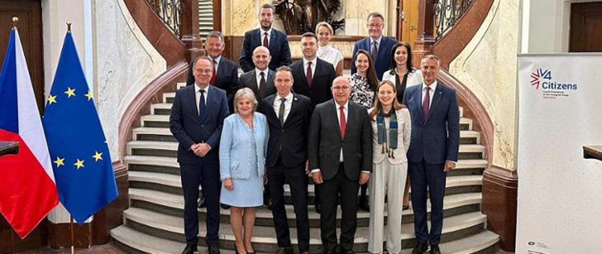 Minister K. Pełczyńska-Nałęcz signs the Joint Declaration on Cohesion Policy with V4+7 ministers