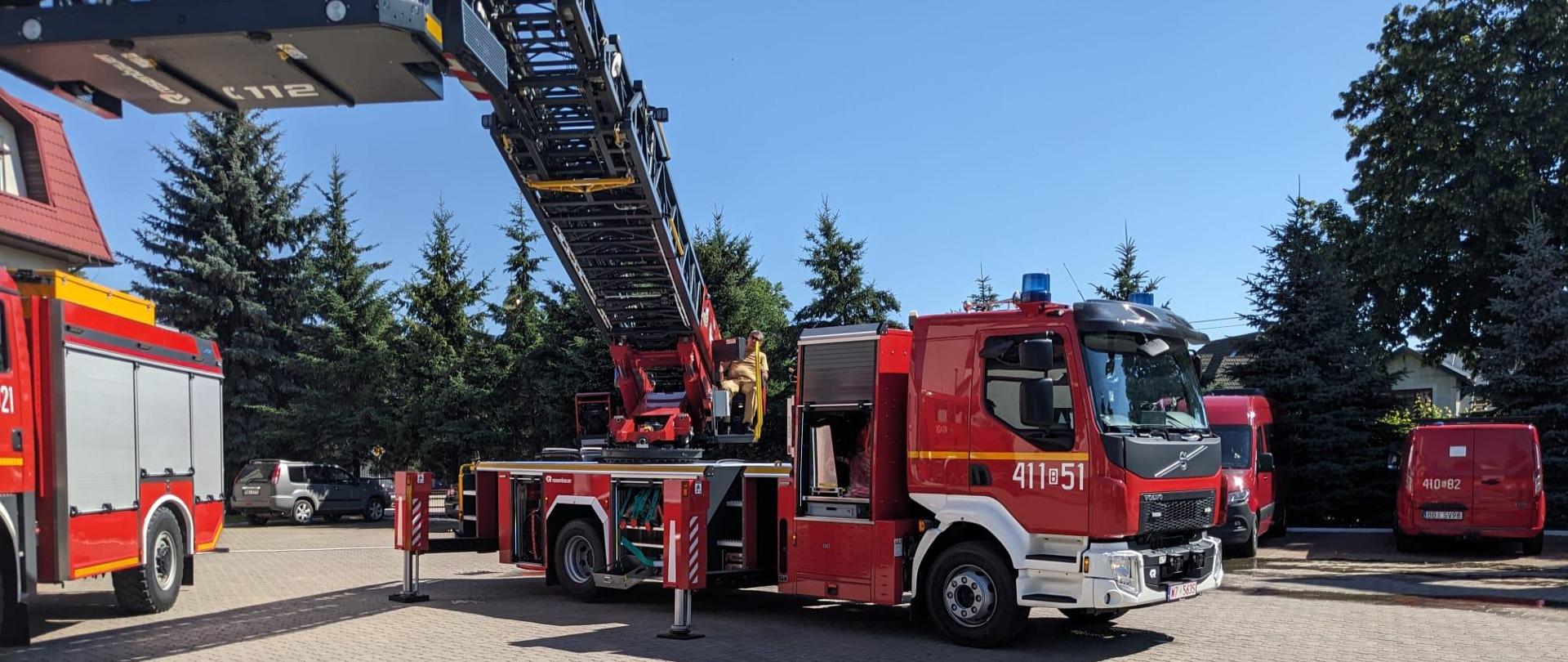Na wyposażenie bielskich strażaków trafiła nowa drabina mechaniczna o oznaczeniu pożarniczym SCD-30 na podwoziu VOLVO FL 280.
Prezentacja sprzętu.