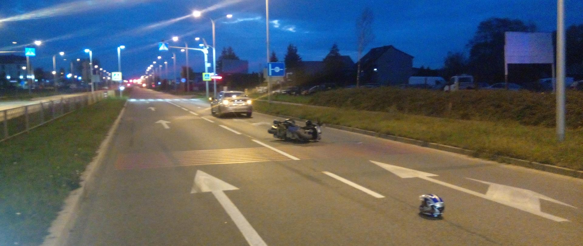 Ulica Krakowska w Kielcach: na jezdni znajdują się kolejno: motocyklowy kask, zniszczony skuter i uszkodzony samochód.