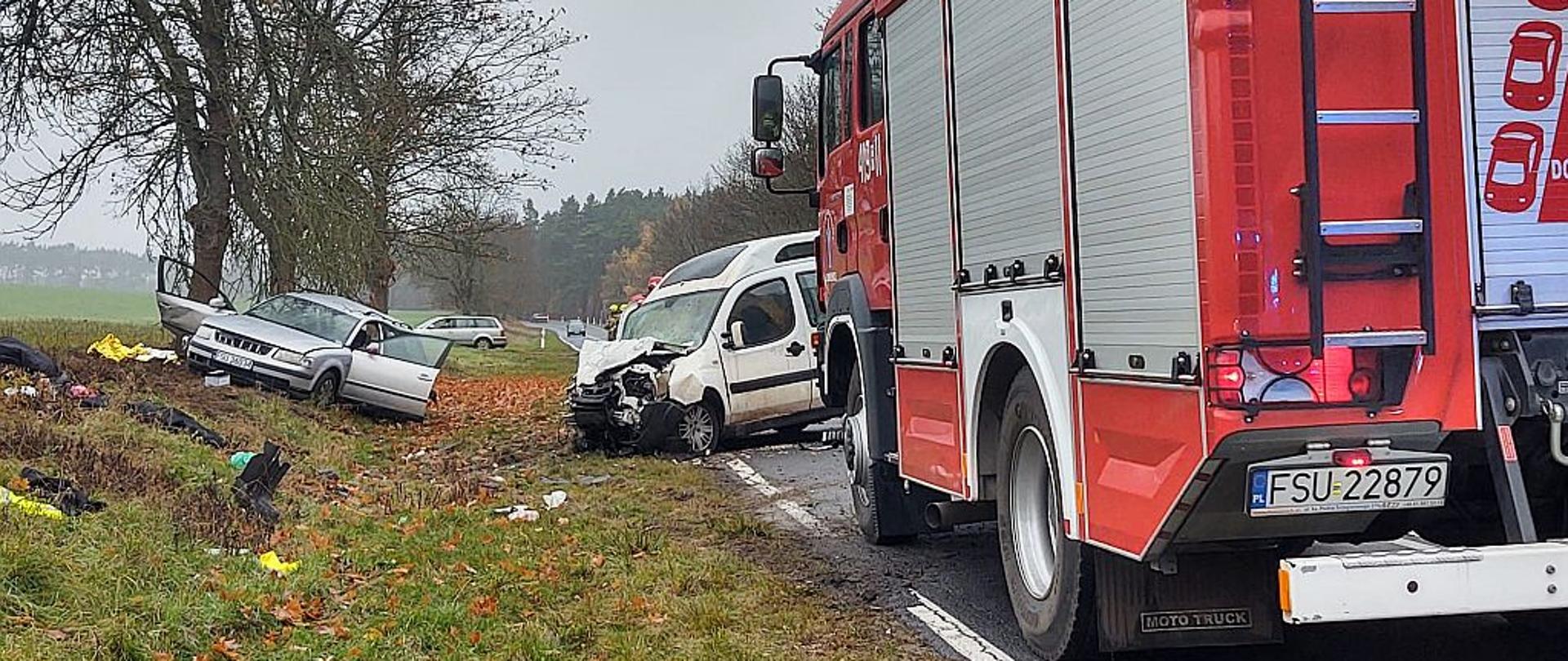 Na zdjęciu znajduje się wóz strażacki oraz rozbite samochody