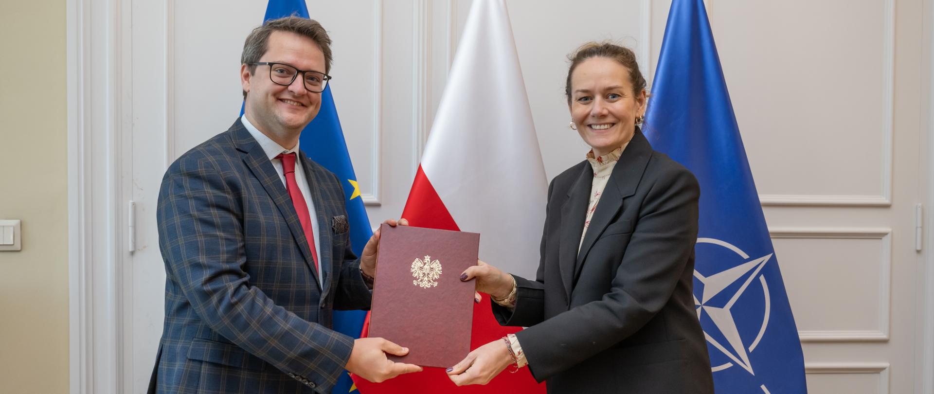 Adam Ploszka otrzymał nominację na stanowisko Zastępcy Członka Zarządu Agencji Praw Podstawowych Unii Europejskiej z rąk Wiceministry Sprawiedliwości Marii Ejchart