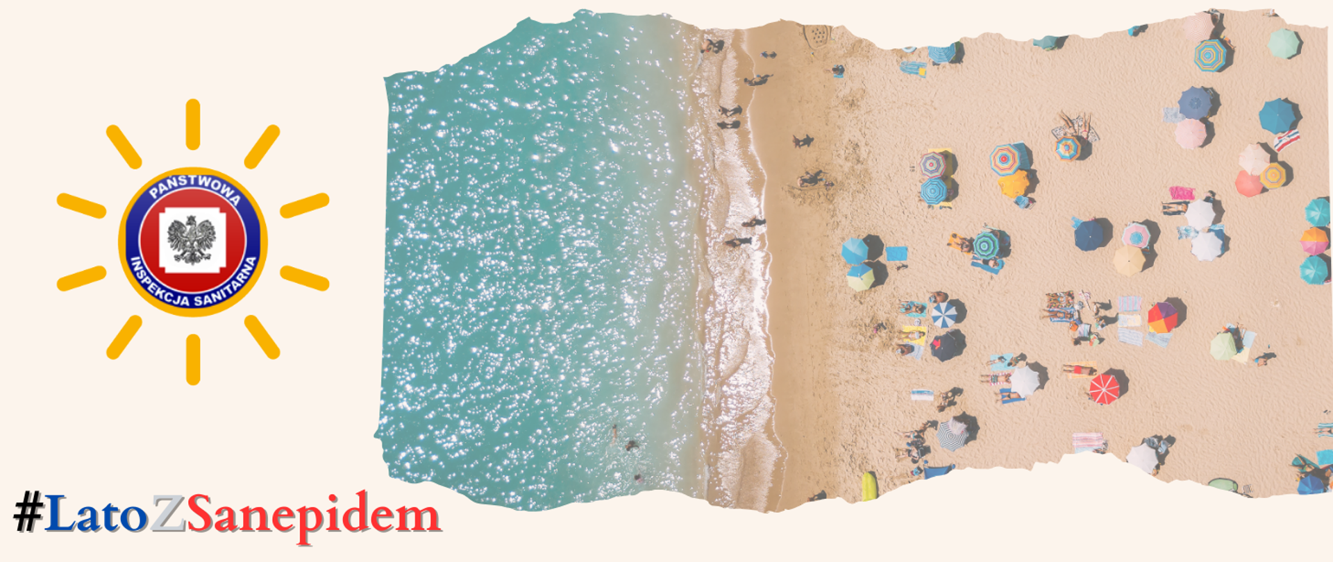 Plakat akcji Lato z sanepidem. na plakacie wycinek plaży z plażowiczami, obok logo Inspekcji Sanitarnej w słoneczku