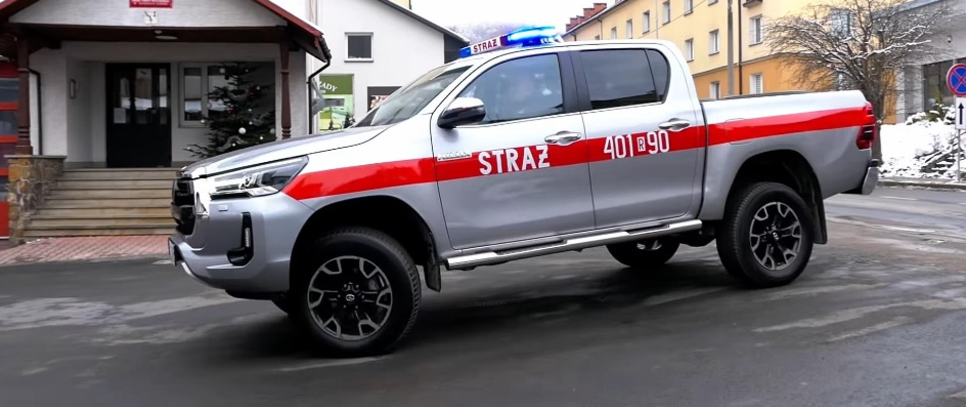 Zdjęcie przedstawia nowy samochód w Komendzie Powiatowej Państwowej Straży Pożarnej - Toyotę Hilux