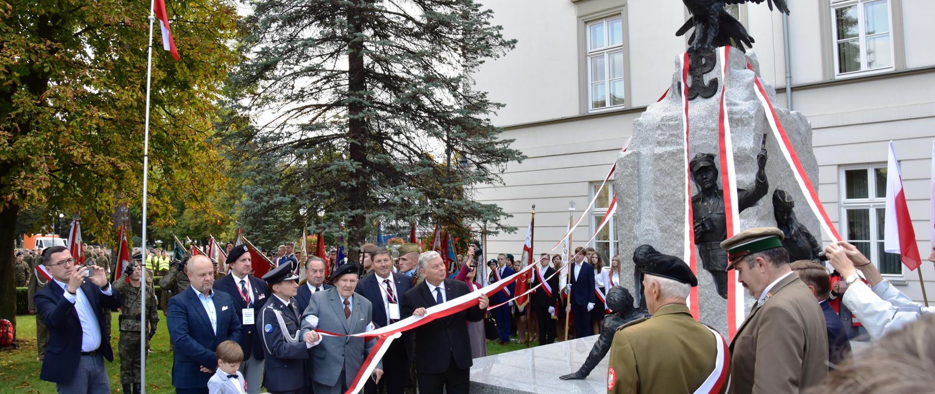 Uroczyste odsłonięcie pomnika Żołnierzy AK zgrupowania „Jodła”. 