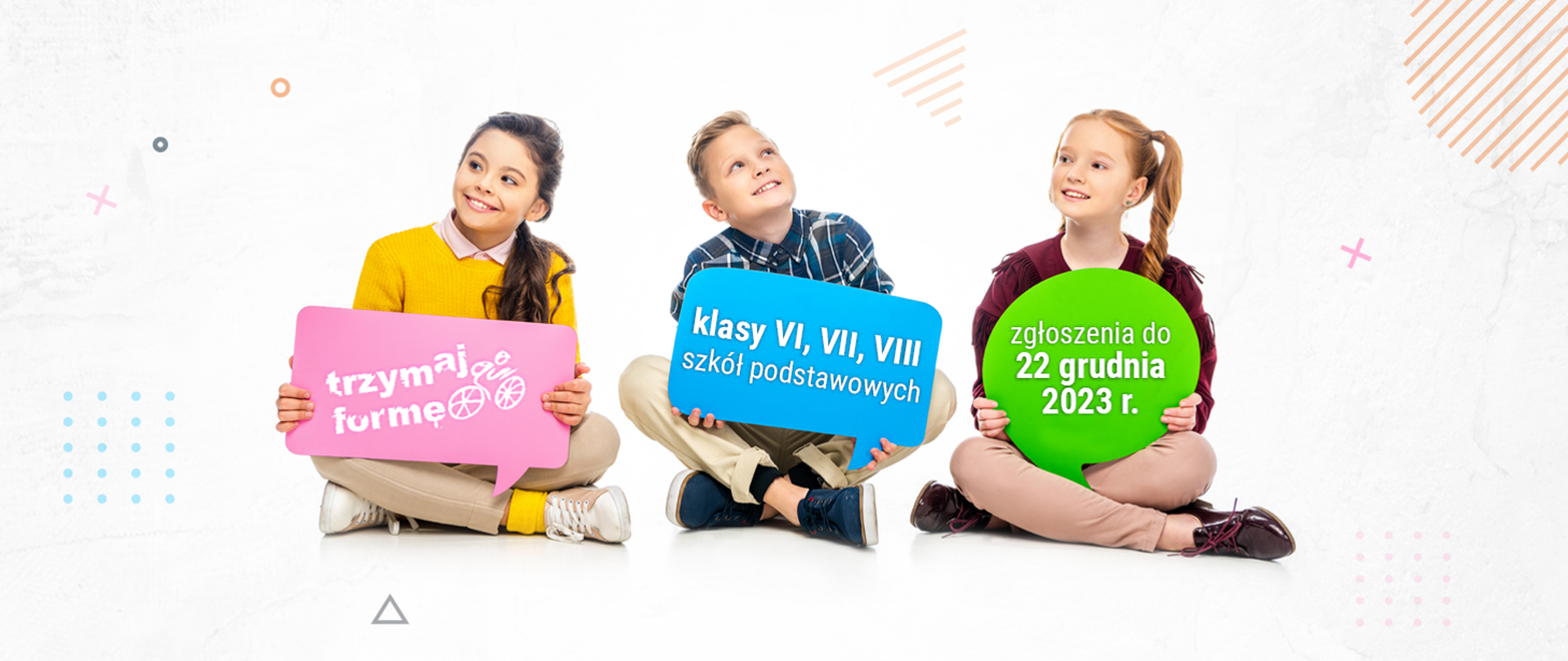 Na zdjęciu po turecku siedzą dwie dziewczynki i chłopiec. Dziewczynka z lewej trzyma w rękach kartkę z napisem trzymaj formę. Chłopiec siedzący w środku trzyma kartkę z napisem klasy VI, VII i VIII szkół podstawowych. Dziewczynka po prawej trzyma kartkę z napisem zgłoszenia do 22 grudnia 2023 r.