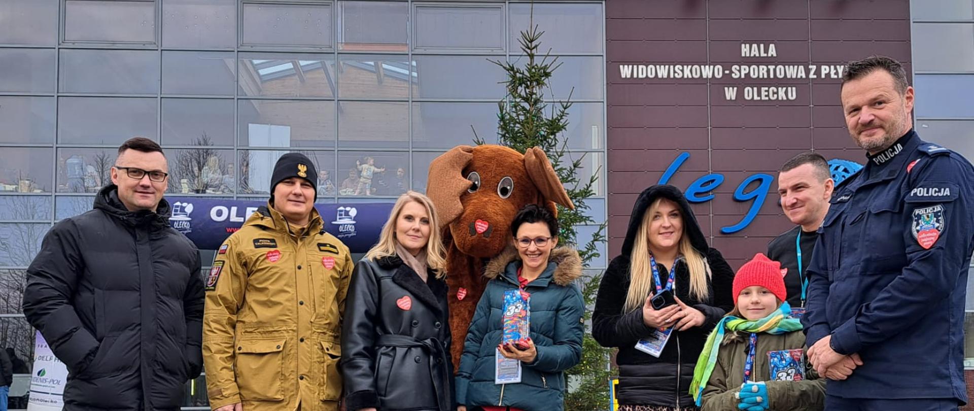 Na zdjęciu widać uczestników WOŚP oraz przedstawicieli samorządów przed halą LEGA