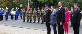 Zdjęcie przedstawia zaproszonych gości zajmujących miejsce na trybunie honorowej w osobach: Adama Struzika- Marszałka Województwa Mazowieckiego, Bogdana Banaszczaka- Reprezentującego Wojewodę Mazowieckiego, st. bryg. Jacka Starczewskiego – Komendanta Miejskiego PSP w Płocku, Jacka Kozłowskiego - Wójta Gminy Słubice.