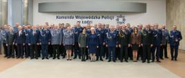 Pamiątkowe zdjęcie uczestników wydarzenia w Komendzie Wojewódzkiej Policji w Łodzi 