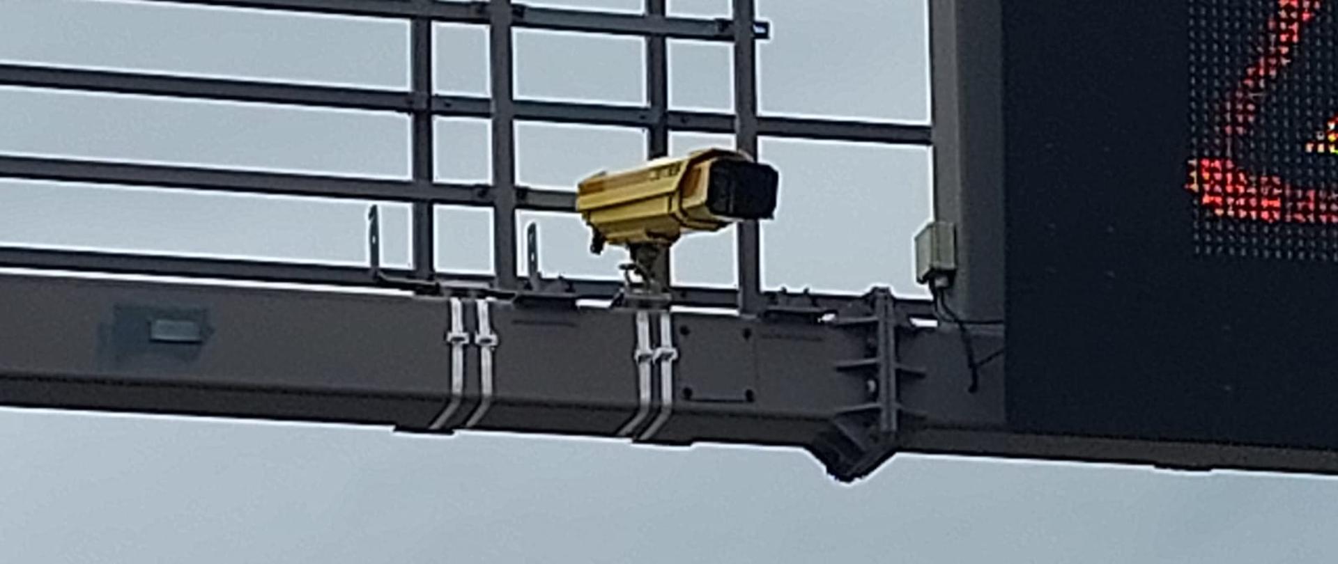 na zdjęciu widoczna żołta kamera zamontowana na bramownicy nad autostradą A4 