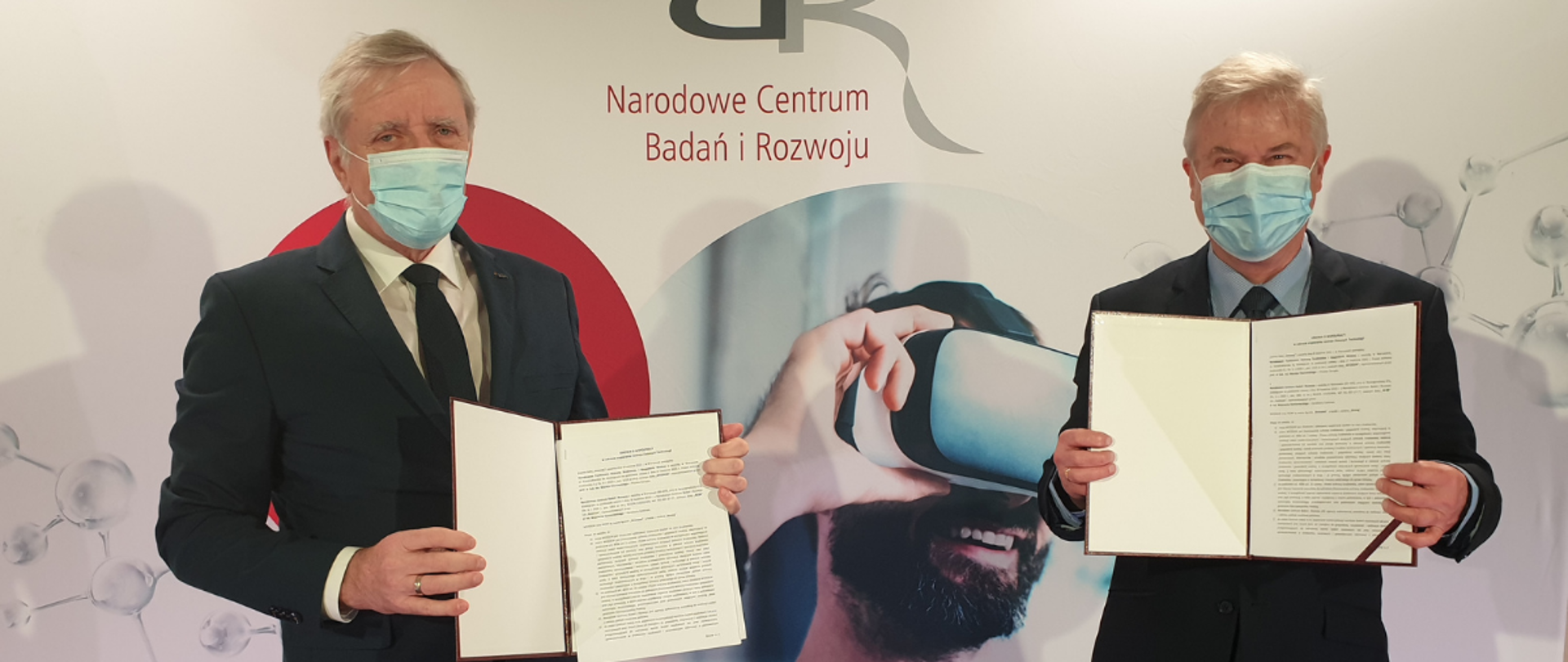 Na zdjęciu od lewej Wojciech Kamieniecki, dyrektor Narodowego Centrum Badań i Rozwoju i Maciej Chorowski, prezes Narodowego Funduszu Ochrony Środowiska i Gospodarki Wodnej prezentują podpisane umowy