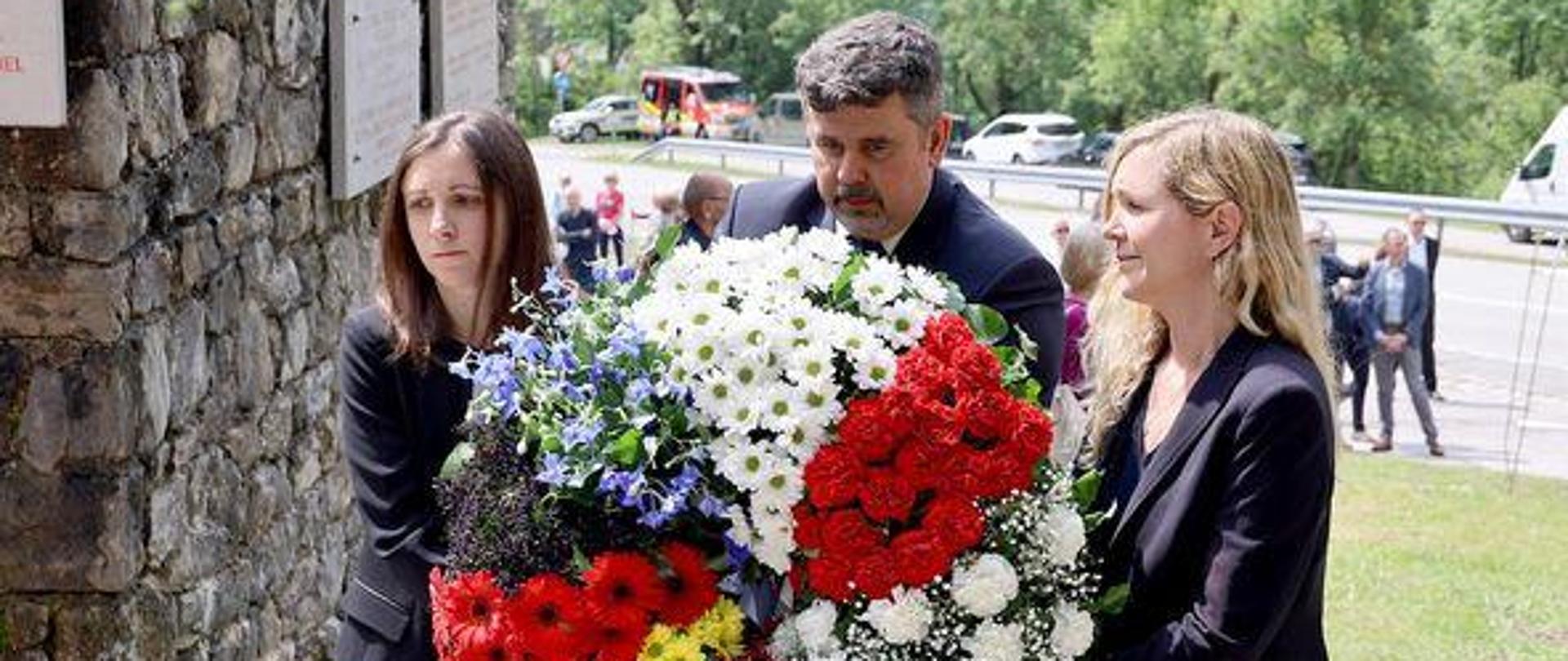 Skupni venec držav weimarskega trikotnika na spominski slovesnosti ob 79. obletnici osvoboditve koncentracijskega taborišča Mauthausen-Ljubelj