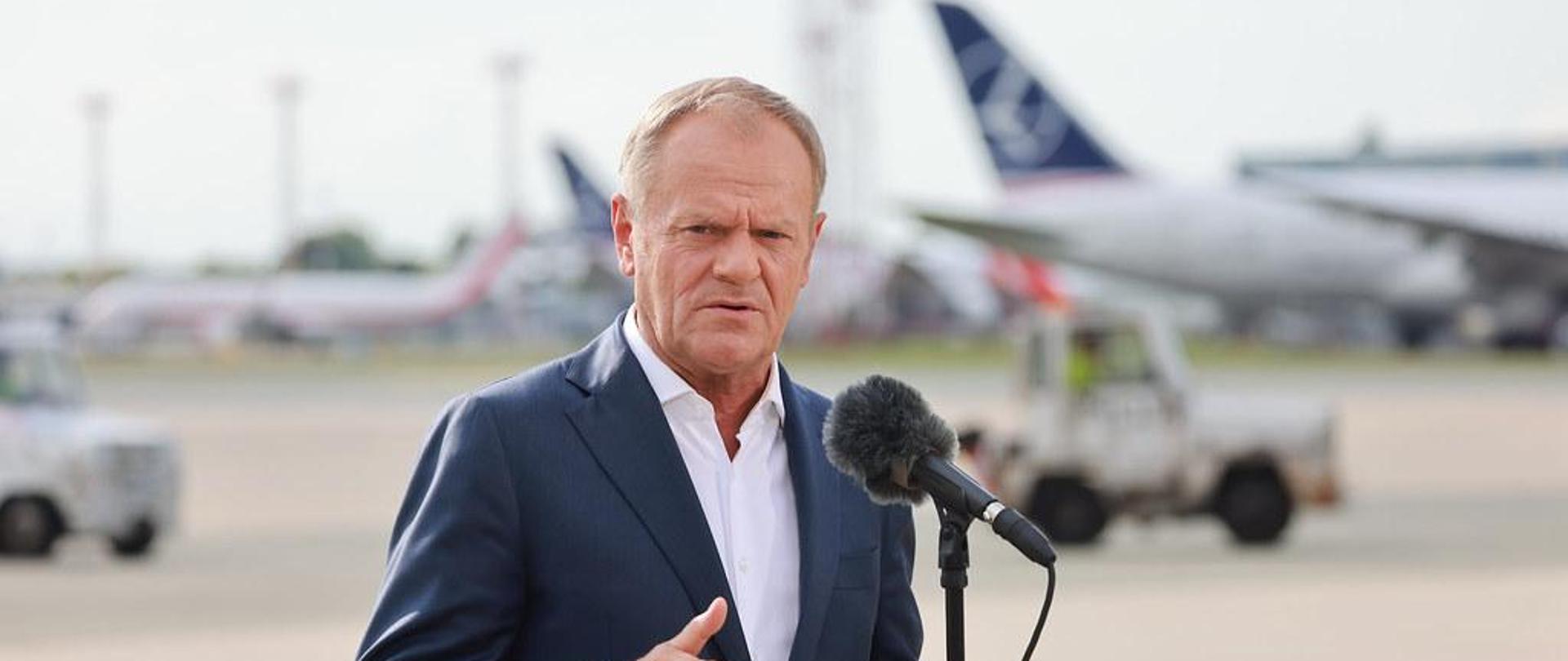Premier Donald Tusk udziela wypowiedzi na płycie lotniska im. F. Chopina w Warszawie