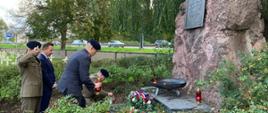 Laying the wreath.