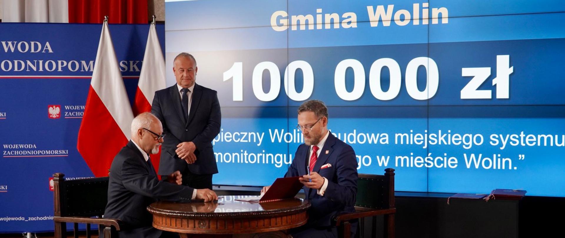 wojewoda Zbigniew Bogucki podpisuje umowę z zastępcą burmistrza Wolina Jarosławem Mikołajczykiem, w obecności posła Artura Szałabawki