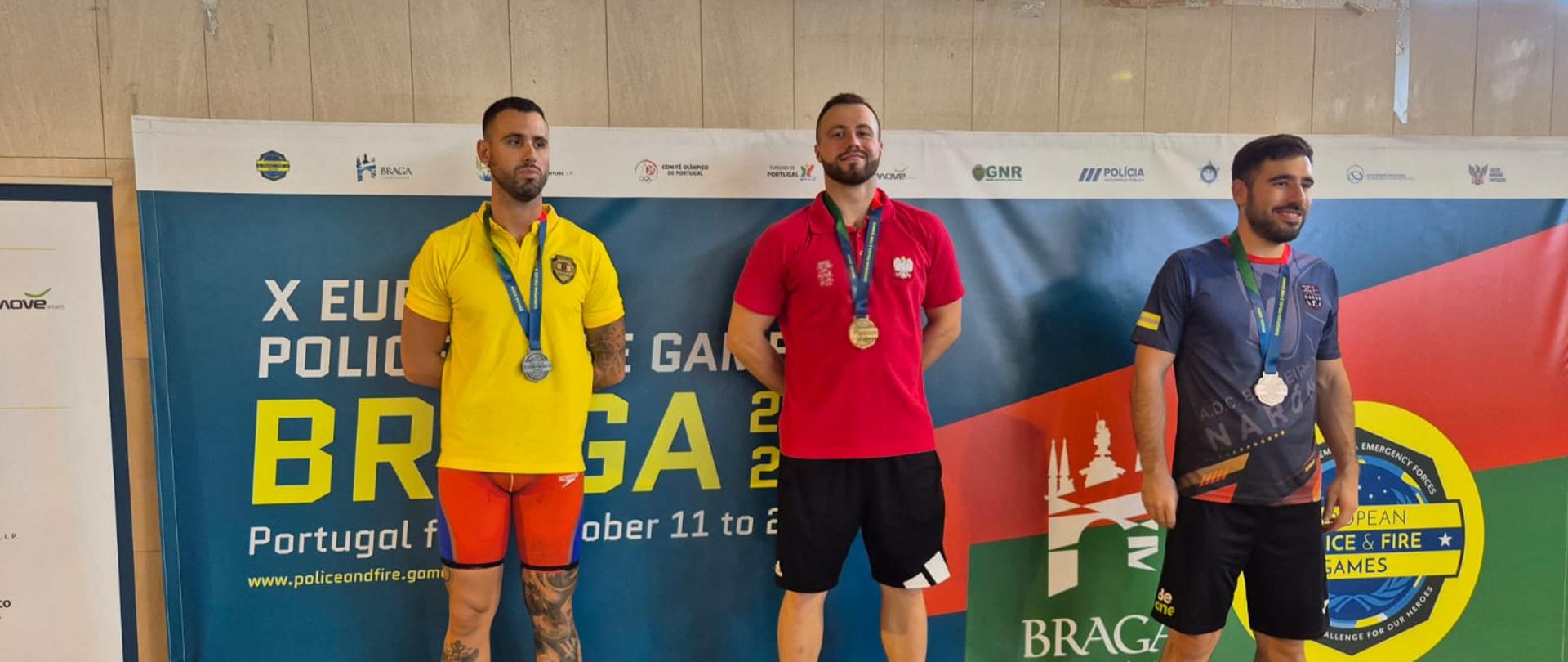 Uczestnicy zawodów stojący na podium