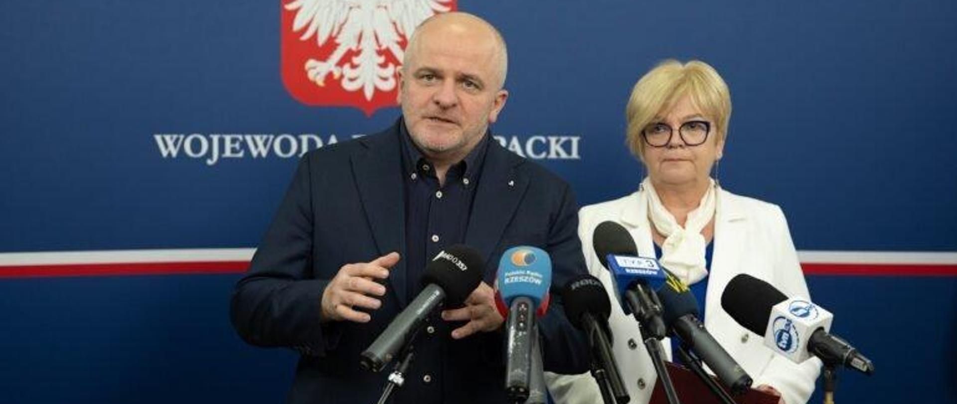 Poseł na Sejm RP Paweł Kowal i wojewoda podkarpacki Teresa Kubas-Hul podczas konferencji prasowej
