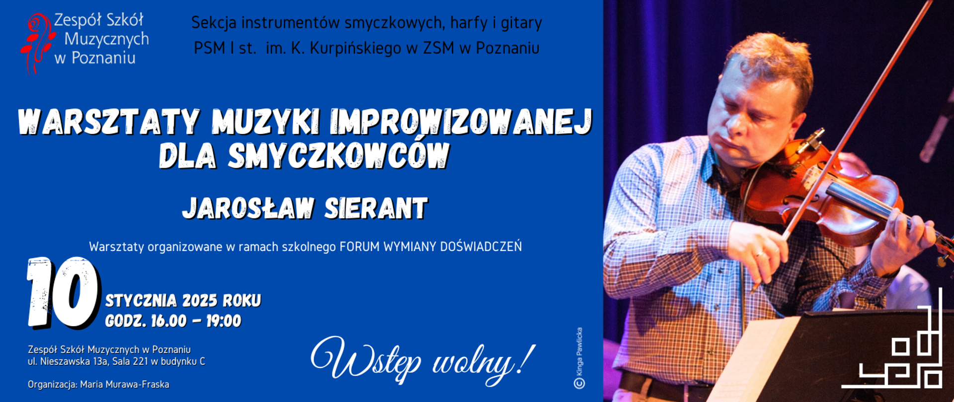 Baner na niebieskim tle z logo ZSM. Warszataty muzyki improwizowanej dla smyczkowców - Jarosław Sierant. Warsztaty organizowane w ramach szkolnego FORUM WYMIANY DOŚWIADCZEŃ. Z lewej strony zdjęcie Jarosława Sieranta grającego na skrzypcech. Poniżej data: 10 stycznia 2025 roku godz. 16-19. Zespół Szkół Muzycznych w Poznaniu, ul. Nieszawska 13a, sala 221 w budynku C Wstęp wolny