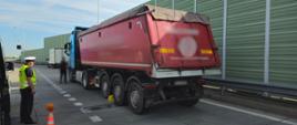 Przeładowany zestaw ciężarowy w trakcie kontroli nacisków osi i rzeczywistej masy całkowitej na wagach mazowieckiej Inspekcji Transportu Drogowego. Nienormatywną ciężarówkę zatrzymano na ekspresowej „siódemce” w pobliżu Szydłowca.