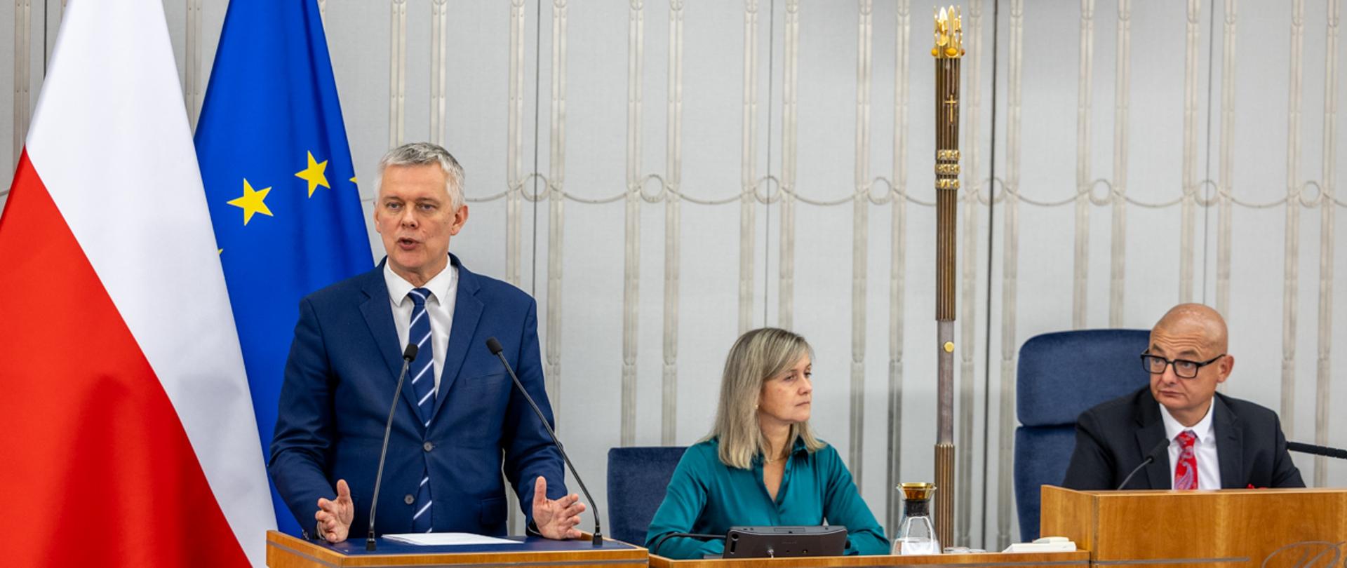 Na zdjęciu minister Tomasz Siemoniak podczas przemówienia w Senacie.