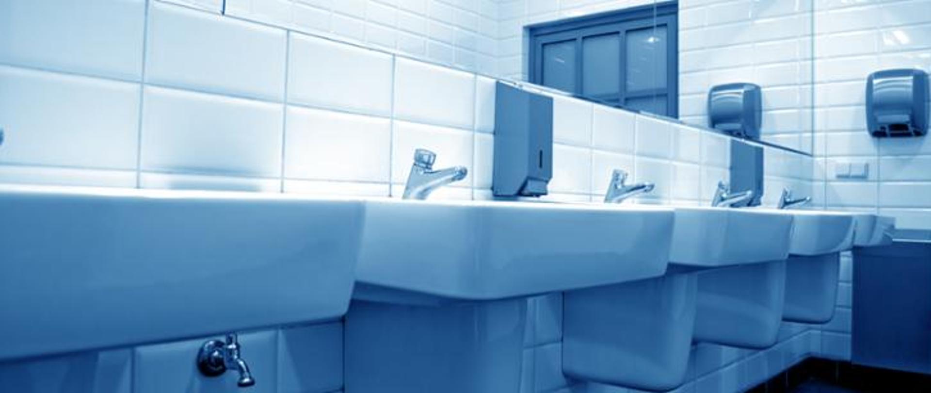 Zdjęcie przedstawia umywalki w toalecie