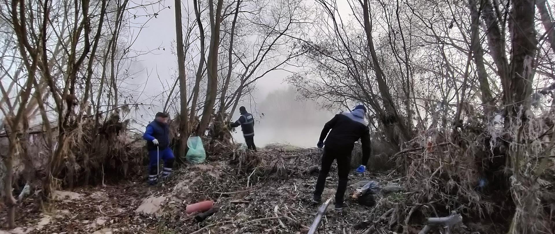 Sprzątanie brzegów rzeki w Parku Krajobrazowym Doliny Bobru w Siedlęcinie.