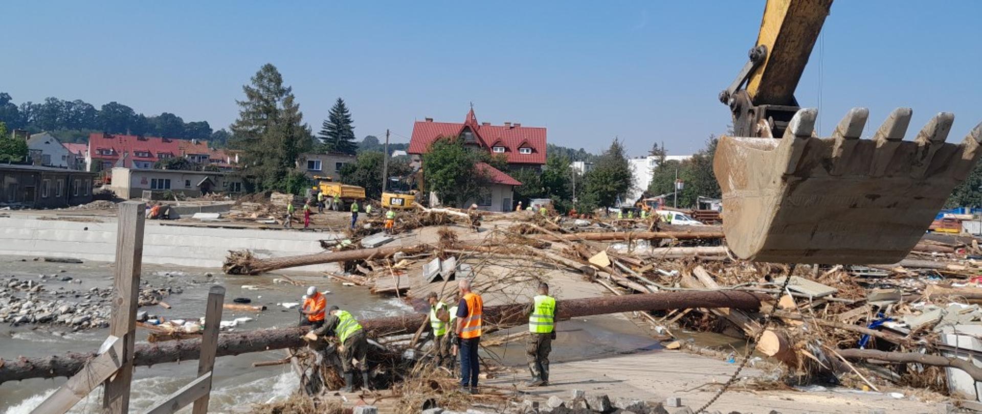 Oczyszczanie placu budowy w Głuchołazach