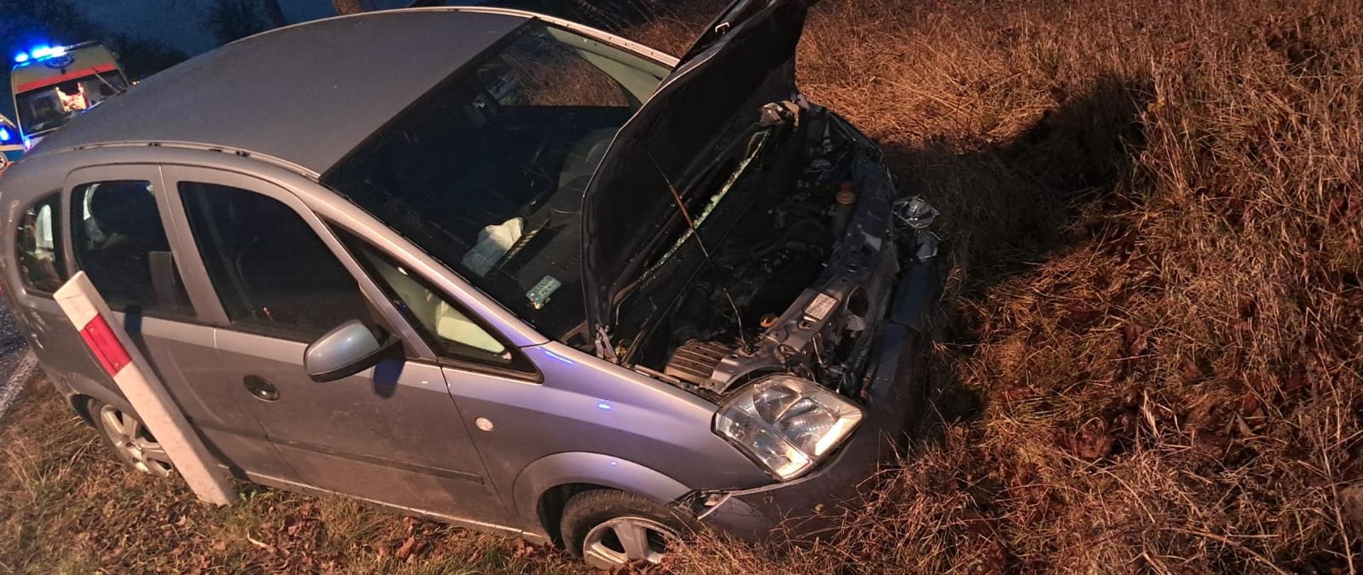 Uszkodzony samochód w rowie, jest ciemno