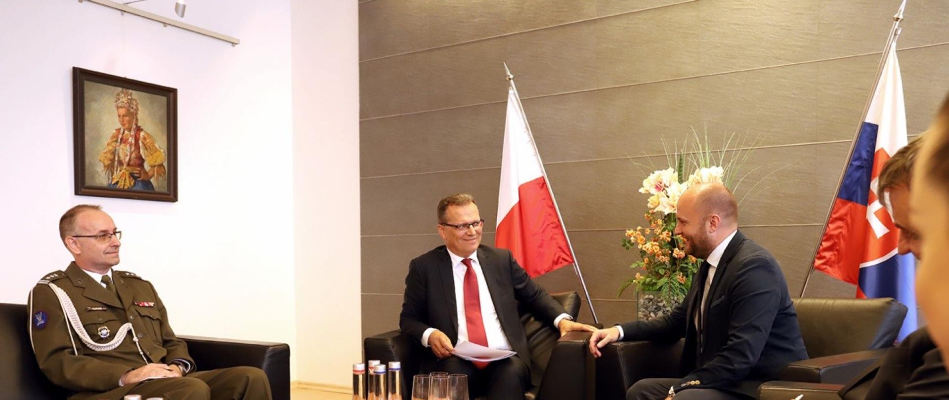 na zdjęciu od lewej strony: attaché obrony płk. Andrzej Kapica, ambasador Krzysztof Strzałka, minister obrony Republiki Słowackiej Jaroslav Nad