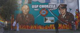 Mural z wizerunkiem dwóch druhów z OSP Chorzele