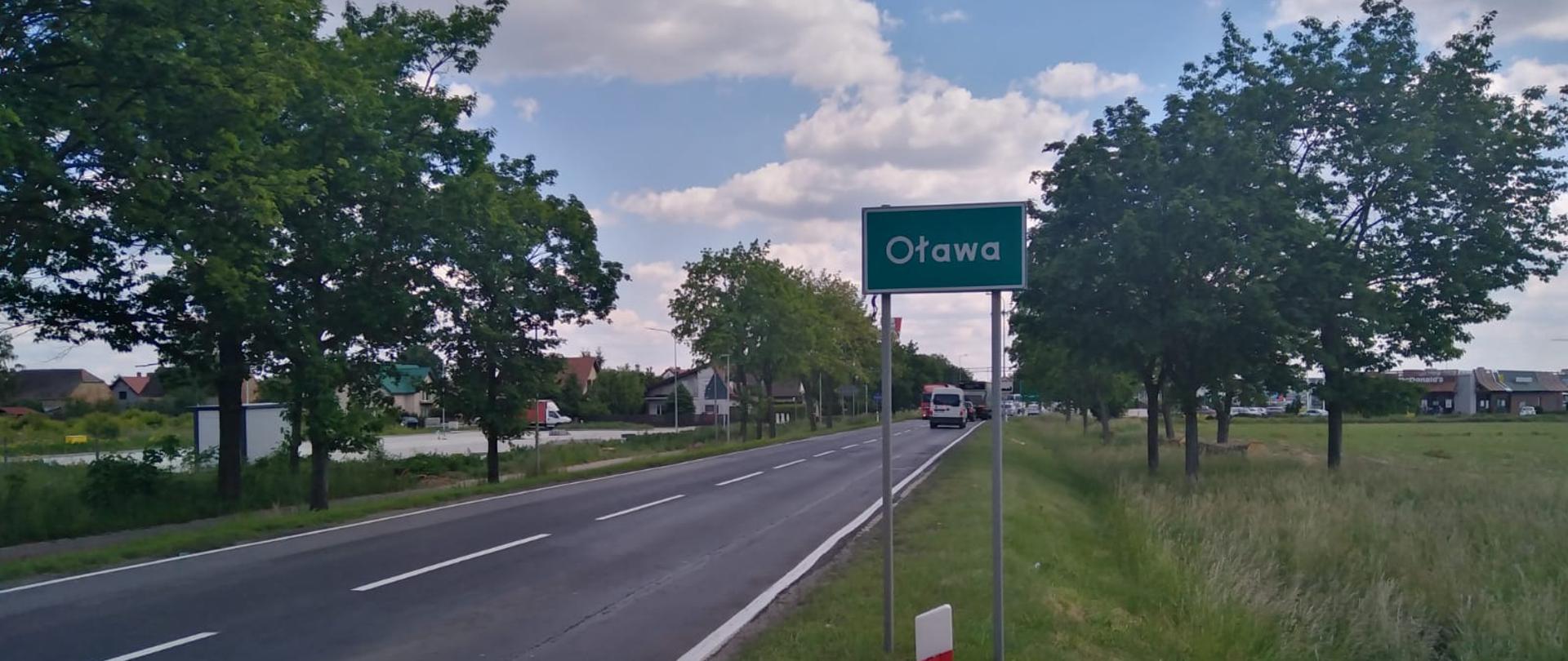 Na zdjęciu widać drogę krajową nr 94 i znak z napisem Oława