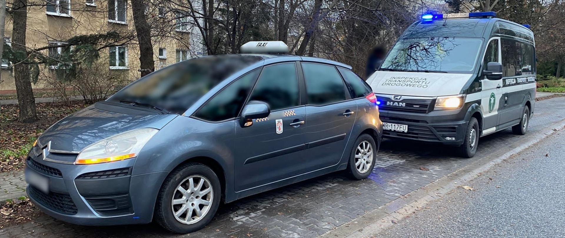 Funkcjonariusze mazowieckiej Inspekcji Transportu Drogowego kontrolują taksówkę na jednym z postojów w Radomiu. Kierowca nie okazał wymaganego wypisu z licencji. Nie miał też ważnych badań lekarskich, psychologicznych i świadectwa legalizacji taksometru zainstalowanego w pojeździe.