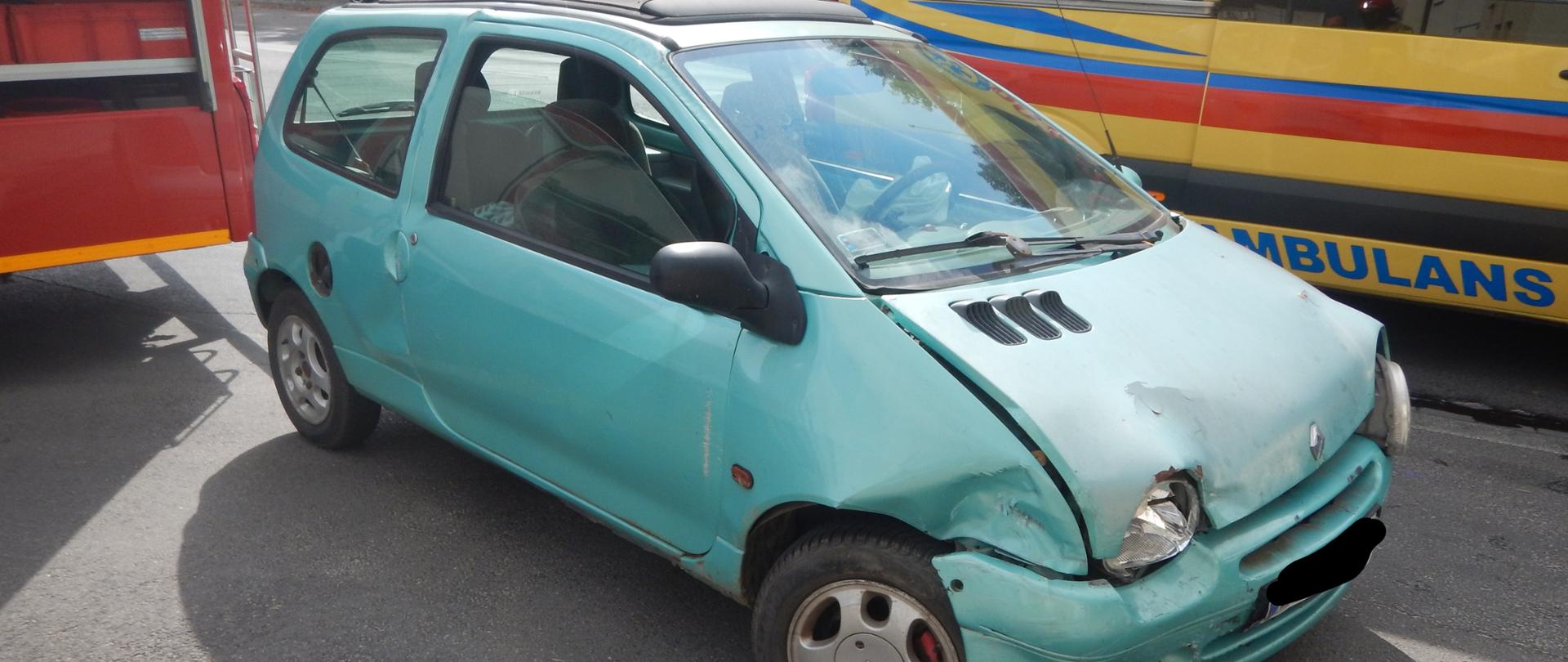 Zdjęcie przedstawia rozbity bok i przód samochodu osobowego marki Renault