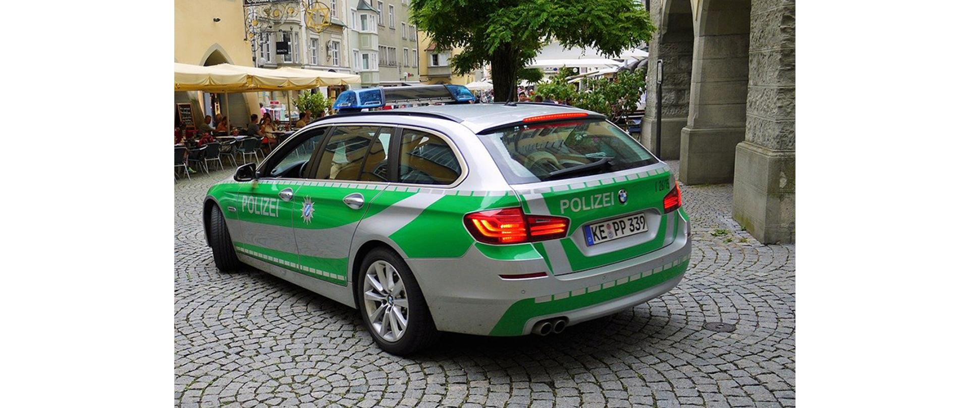 Na zdjęciu: radiowóz niemieckiej Policji stojący na brukowanej ulicy