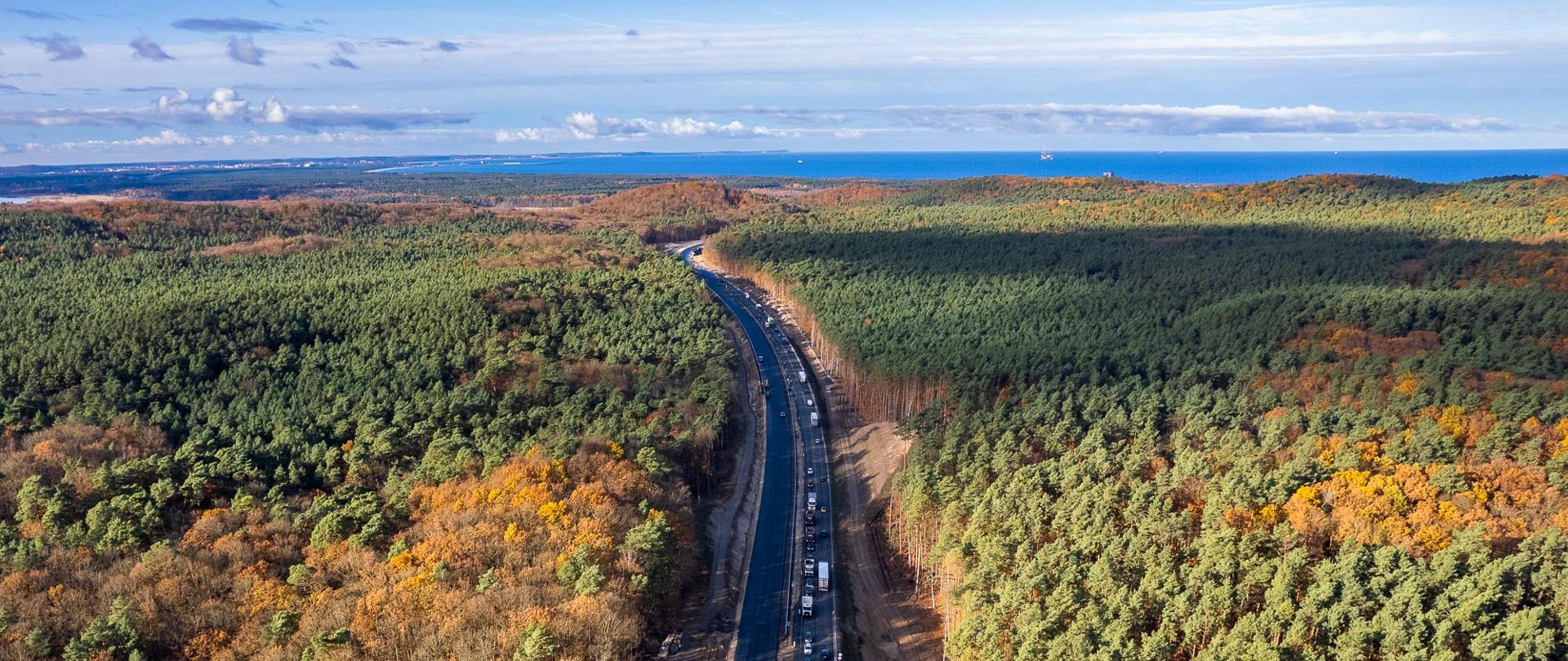 Droga z lotu ptaka - w terenie leśnym , jesienne barwy