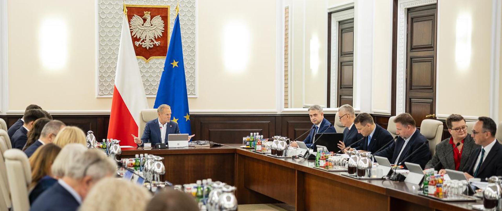 Na zdjęciu widać ministrów uczestniczących w spotkaniu siedzących za stołem