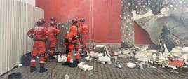 Strażacy SGPR Nowy Sącz wykonują przebicie w ścianie