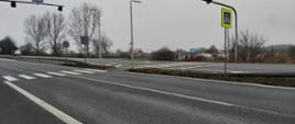 Na zdjęciu widoczne jest przejście dla pieszych przy drodze krajowej nr 94 w Sławkowie. Po przebudowie skrzyżowanie zostanie doświetlone, wybudowana zostanie sygnalizacja świetlna w celu poprawy bezpieczeństwa ruchu drogowego