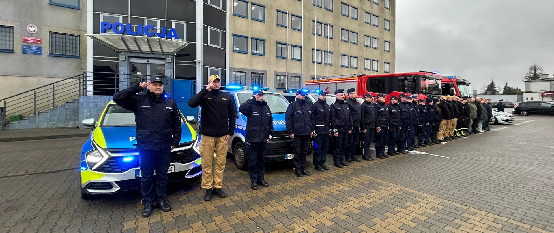 Strażacy i policjanci oddający hołd