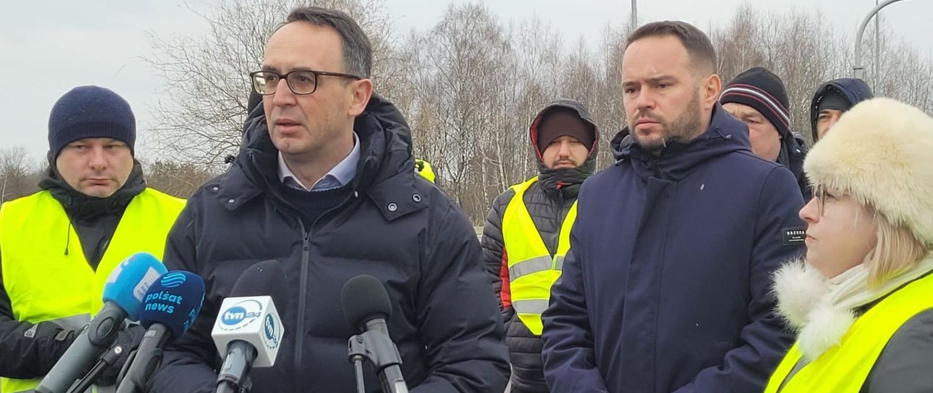 Minister Infrastruktury Dariusz Klimczak spotkał się na granicy polsko-ukraińskiej w Dorohusku z protestującymi przewoźnikami.
