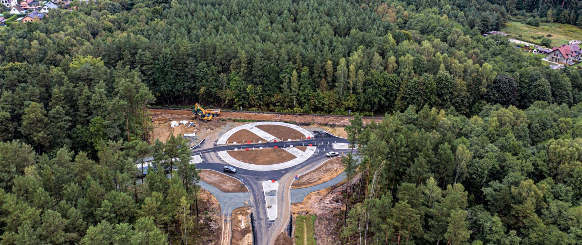 Zdjęcie z drona przedstawia prace budowlane prowadzone na rondzie w Strzebielinie na drodze krajowej nr 6.