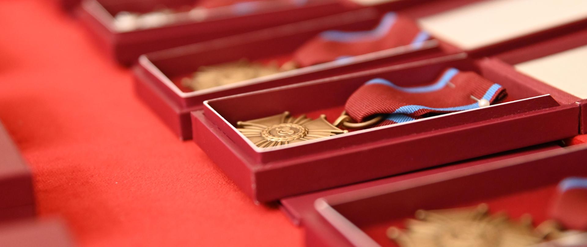 Brązowe Krzyże Zasługi za walkę z COVID-19 nadane przez Prezydenta RP Andrzeja Dudę