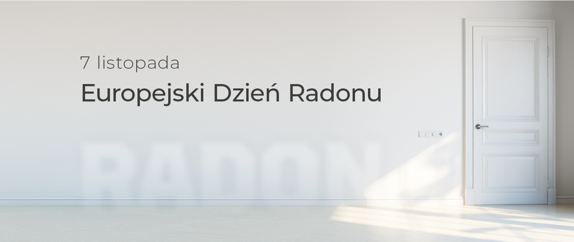 czarny napis "7 listopada Europejski Dzień Radonu" na białej ścianie, drzwi białe jednoskrzydłowe prawe, umiejscowione po prawej stronie zdjęcia, obok drzwi na wysokości ok 1,2 metra dwa trzy przełączniki w kolorze białym