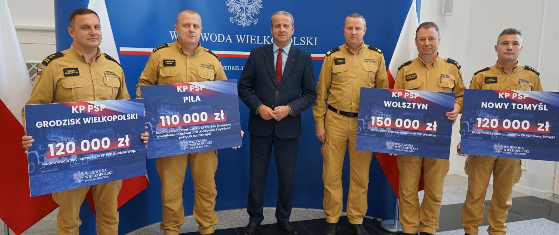 Zdjęcie pamiątkowe Wojewody Wielkopolskiego, Wielkopolskiego Komendanta Wojewódzkiego PSP oraz czterech komendantów powiatowych PSP wraz z promesami