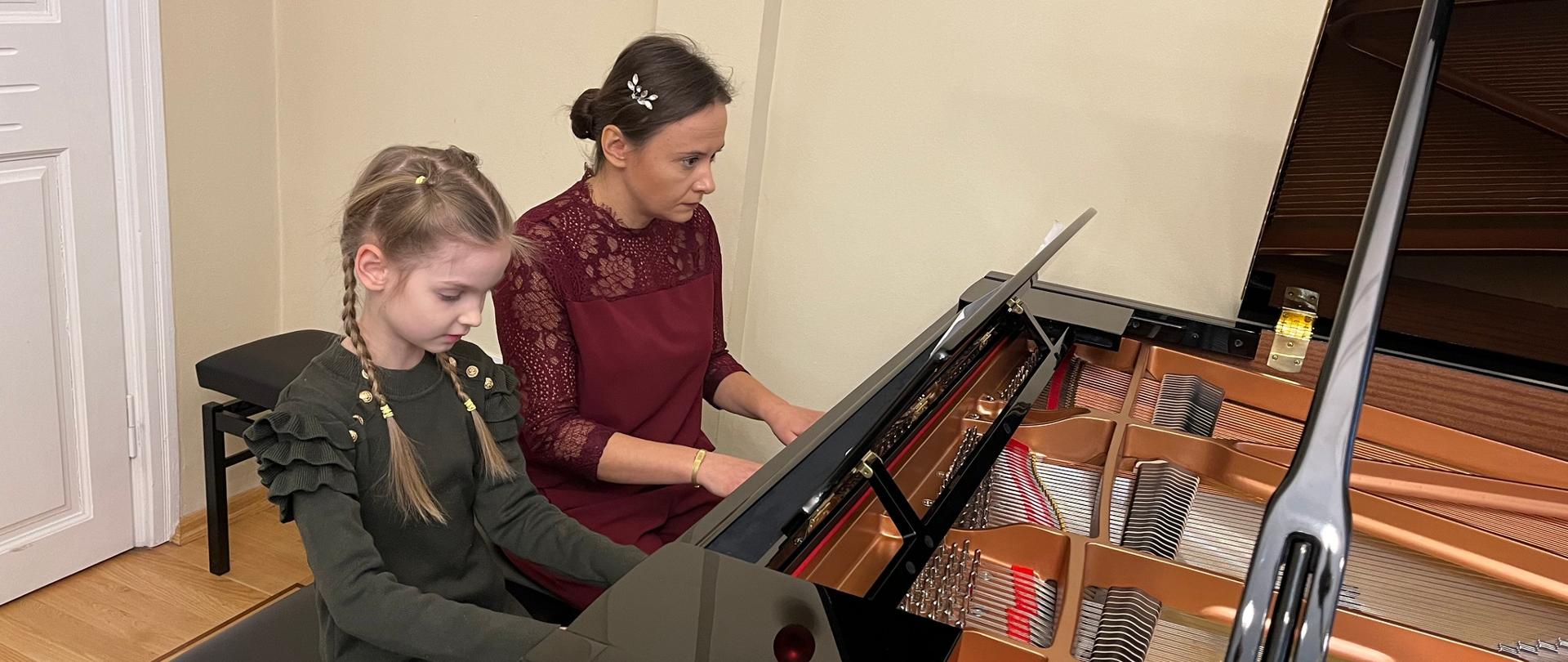 Pola Guzewicz i pani Marta Sadowska przy fortepianie podczas występu na popisie klasowym.