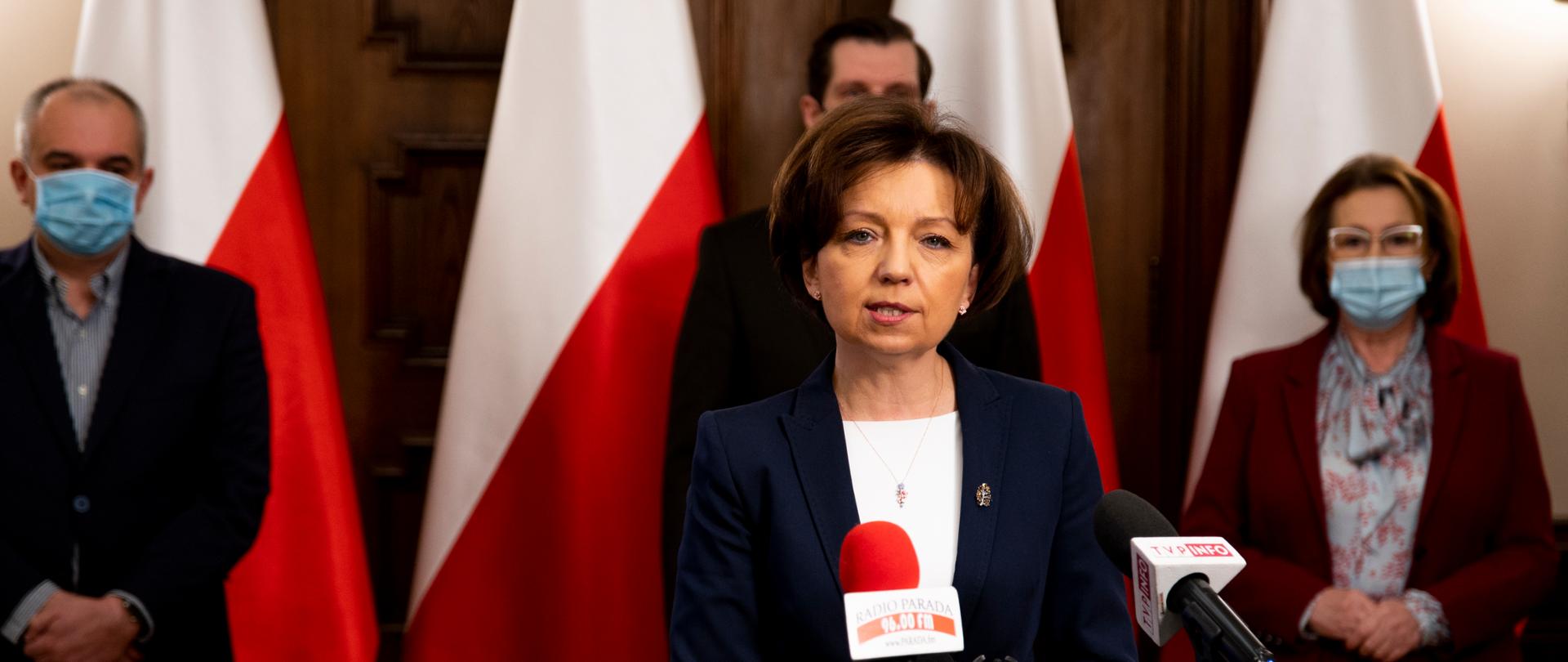 Minister Rodziny i Polityki Społecznej Marlena Maląg na konferencji prasowej w Łódzki Urzędzie Wojewódzkim