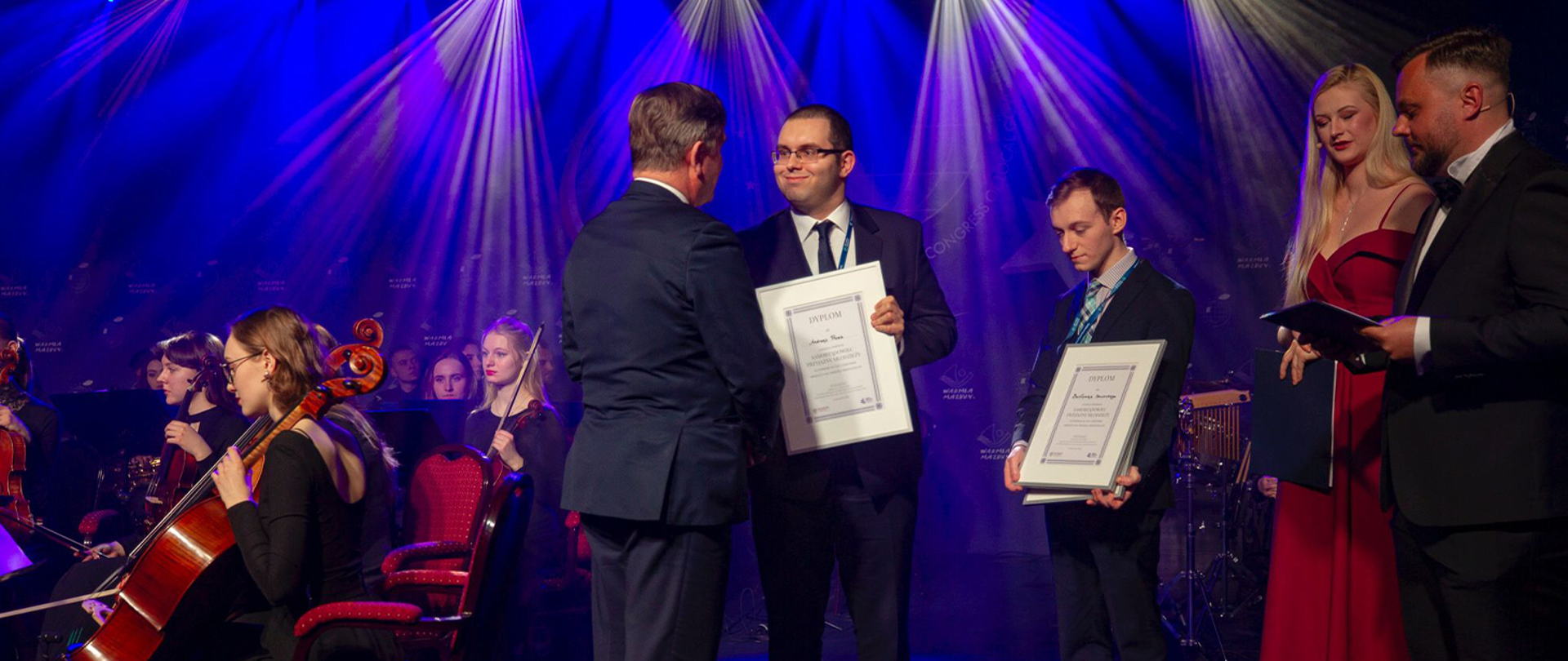 Wręczenie nagród przez ministra Piotra Mazurka podczas VIII Europejskiego Kongresu Samorządów.